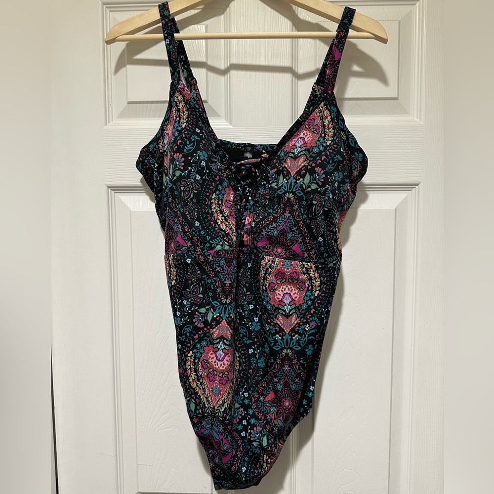 Torrid NWOT Size 2 Swimsuit black and floral print plunge neckline